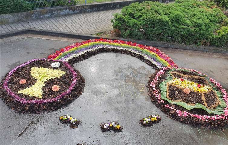 Die Jugendlichen der BDKJ hatten schon früh am Morgen einen Blumenteppich gelegt. Foto: privat
