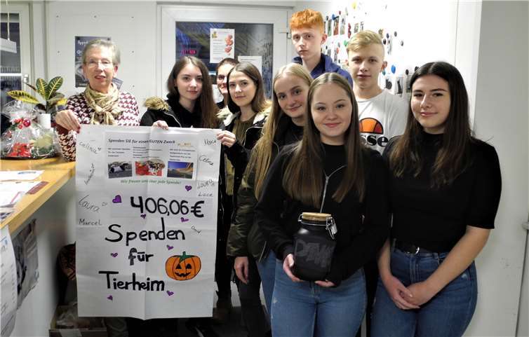 Die Jugendlichen der Realschule plus an der Römervilla übergaben dem Tierschutzverein Andernach u.U.e.V. eine Spende in Höhe von 406,06 Euro. Foto: privat