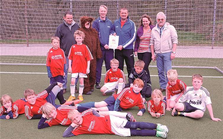 Die Jugendlichen des FC Pech freuten sich über die großzügige Spende. privat