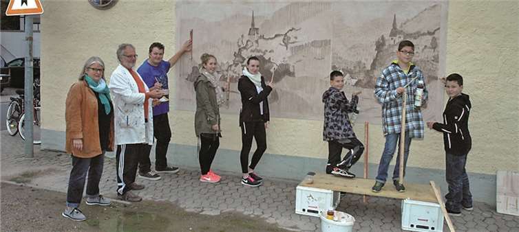 Die Jugendlichen freuten sich, mit den letzten Pinselstrichen ihr Werk zu vollenden. UM