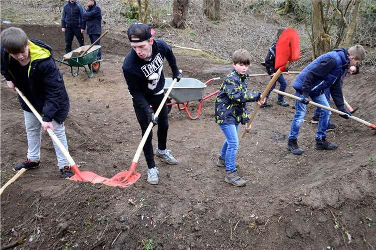Die Jugendlichen haben bis zur Eröffnungsparty im Sommer noch viel Arbeit in ihrem Dirtbikepark.