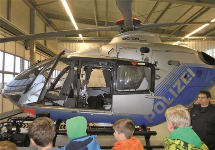 Die Jugendlichen hatten viel Spaß und interessierten sich sehr für die Hubschrauber.privat