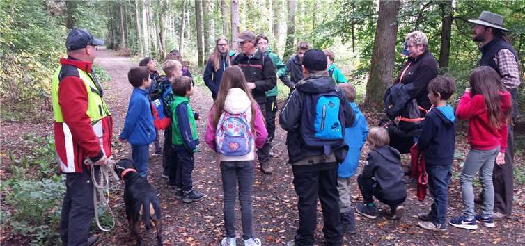 Die Jugendlichen hörten gespannt den Ausführungen des Revierförsters zu. Foto: privat