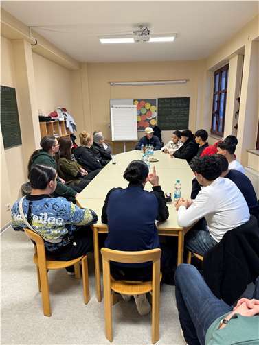 Die Jugendlichen im Workshop verfolgten gespannt Jays Schilderungen. Foto: Michelle Ewe/Stadt Mayen