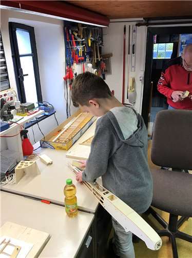 Die Jugendlichen konzentrieren sich auf ihre sorgfältige Arbeit.Foto: privat