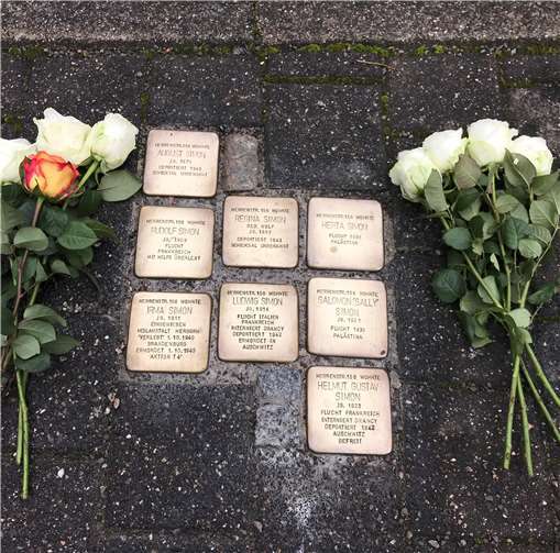 Die Jugendlichen legten zu Gedenken Rosen neben die Stolpersteine.