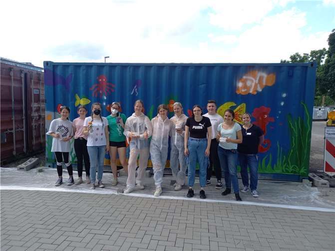 Die Jugendlichen machten sich daran, die beiden Container zu bemalen und zu besprayen.  Foto: privat