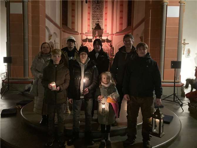 Die Jugendlichen nach dem Empfang des Friedenslichtes in der Miesenheimer Pfarrkirche St. Kastor. Foto: privat