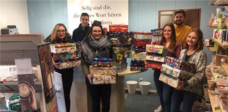 Die Jugendlichen packten Päckchen, damit auch die Kinder ärmerer Familien ein Geschenk unter dem Weihnachtsbaum auspacken können.privat