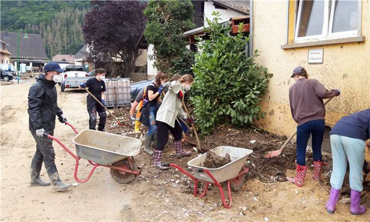 Die Jugendlichen packten an der Ahr mit an.Fotos: privat