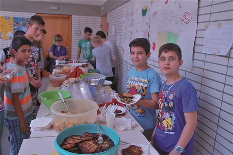 Die Jugendlichen präsentierten ihren Eltern und Geschwistern stolz ihre Projektarbeiten. privat