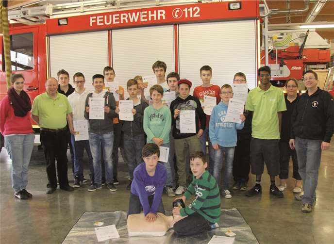 Die Jugendlichen sind stolz, nachdem sie nach vielen Stunden Erster Hilfe endlich ihre Zertifikate in Händen halten durften. Anne-Kathrin Floßdorf