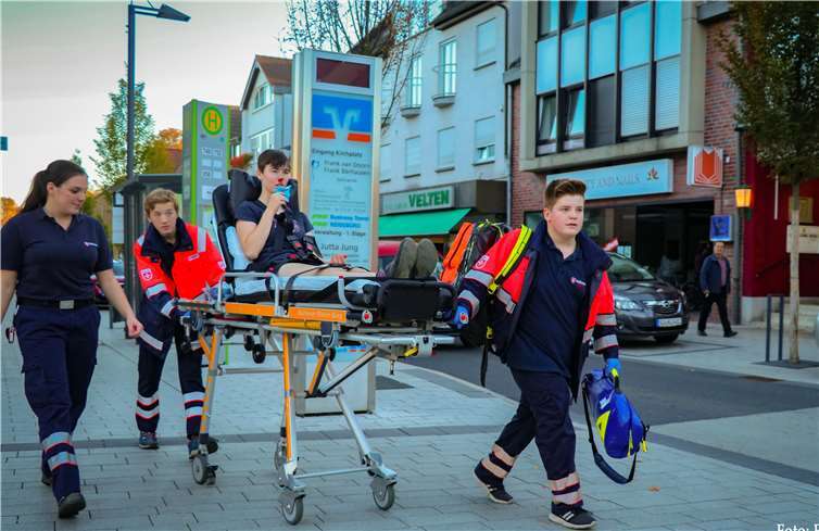 Die Jugendlichen transportieren unter Begleitung einer Betreuerin eine Verletzte ab.Fotos: Felix Benthe