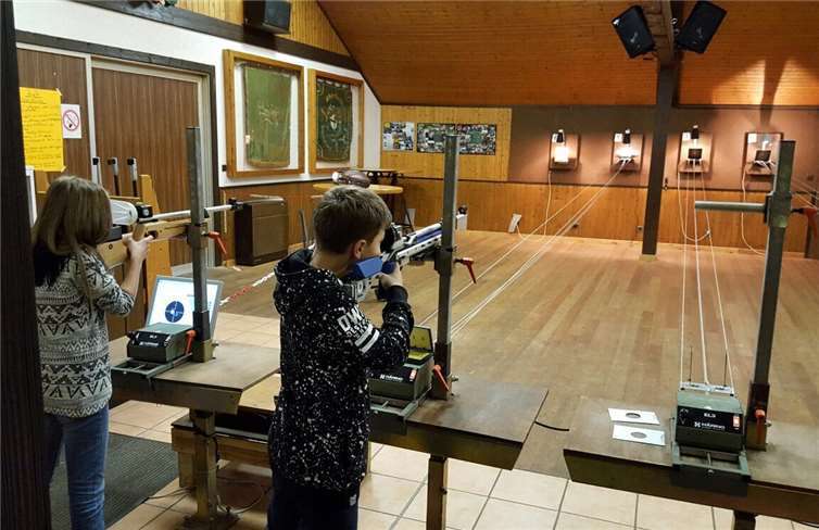 Die Jugendlichen üben am Luftgewehr-Stand. privat