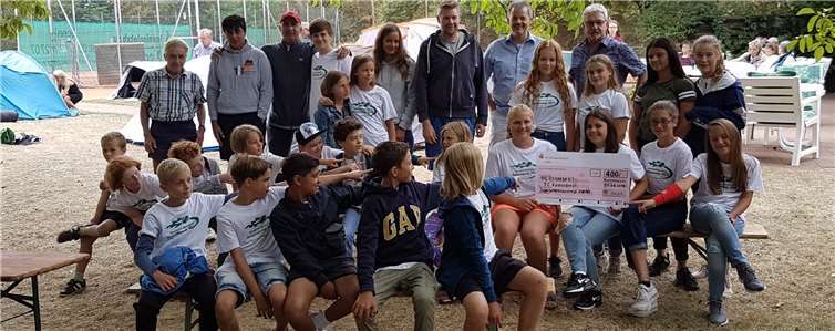 Die Jugendlichen und Betreuer freuten sich über die großzügige Spende. Letzte Reihe: Heinz-Dieter Stein, Ulf Heyder, Tobias Leuning (Vorstand Förderverein) und Dietmar Heinz (3. von links). Privat