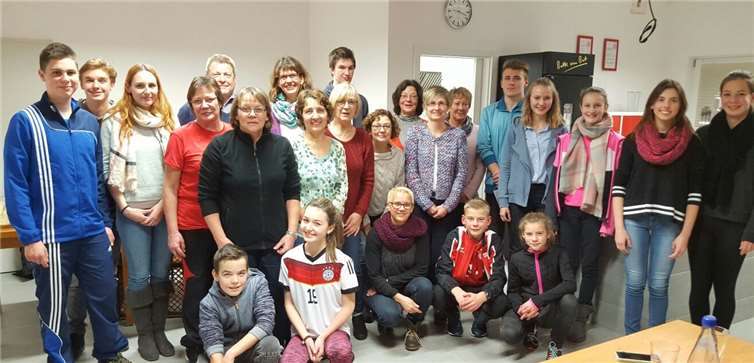 Die Jugendlichen und Erwachsenen freuen sich über ihre Sportabzeichen.  Privat