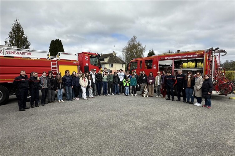 Die Jugendlichen und ihre Austauschpartner*innen beim Besuch der Feuerwehr in Terres-de-Caux