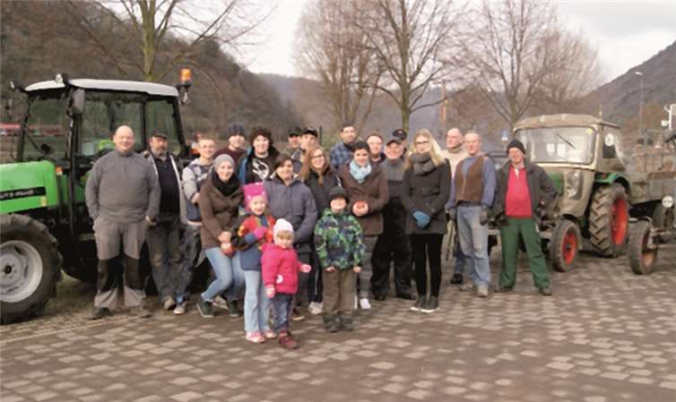 Die Jugendlichen und mehrere Schützen sammelten gemeinsam die Bäume ein.Privat