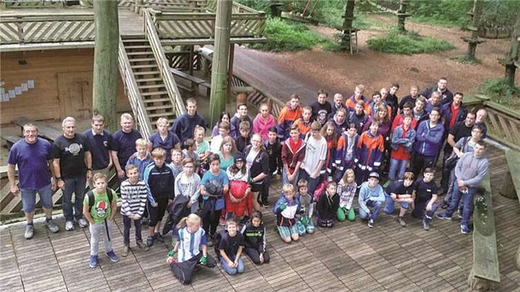 Die Jugendlichen verbrachten einen aufregenden Tag im Kletterpark. privat