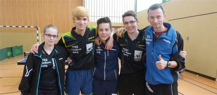 Die Jugendmannschaft des TTC mit ihrem Trainer Ingo Hansens möchte die Saison mit einem guten Ergebnis abschließen.privat