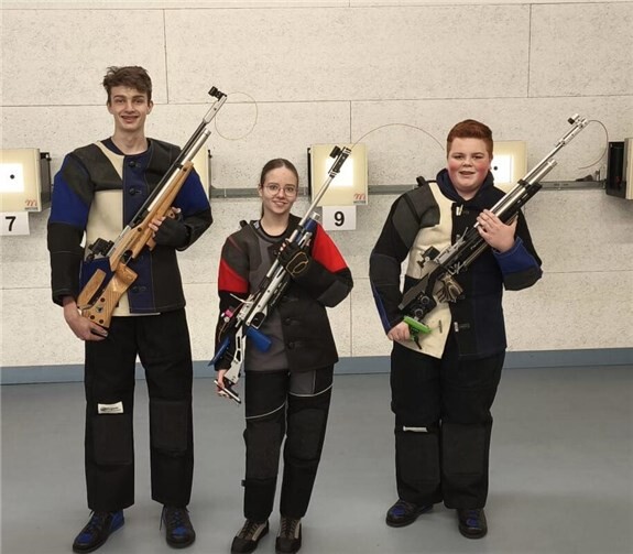 Die Jugendmannschaft in der Besetzung Michelle Lohmer, Erik Herold und Leon Tietz siegten mit dem Luftgewehr in der Mannschaftswertung. Foto: privat