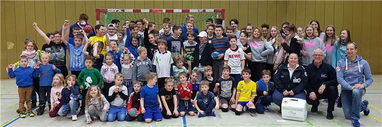 Die Jugendmannschaften der HSG Swist freuen sich über die neuen Medizinkoffer.privat