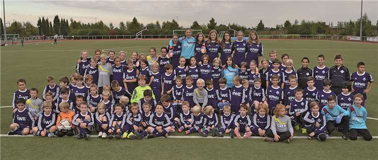 Die Jugendmannschaften des 1. FC Rheinbach wurden mit neuen Trikotsätzen für die kommende Saison ausgestattet. Privat
