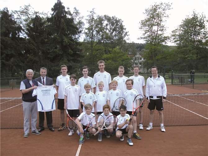 Die Jugendmannschaften dürfen sich über neue Trikots freuen.privat