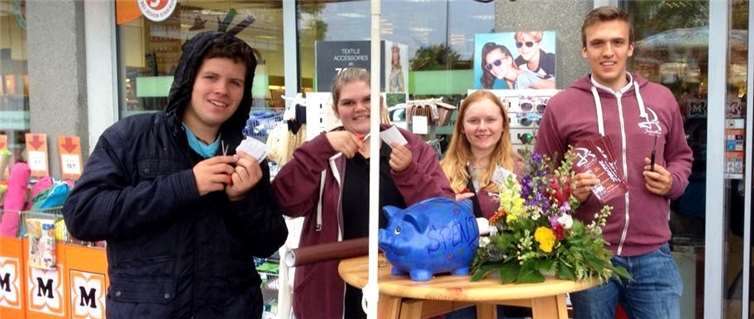 Die Jugendräte und Jugendrätinnen sammelten für einen guten Zweck vor dem Einkaufszentrum Müller Markt in Berkum Rabatt-Coupons. privat