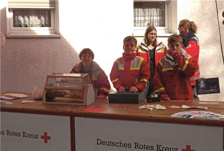 Die Jugendrotkreuzgruppe unterstützte beim Losverkauf: v.l. Mats Kolster, Noah Kolster und Tobias Zimmermann sowie im Hintergrund v.l. Marian Stoffels, Gruppenleiterin, und Andrea Boessmann.privat