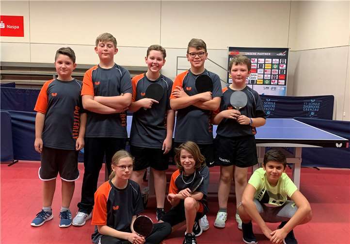 Die Jugendspieler des TTC Zugbrücke Grenzau: (v.li.) Glenn Eberth, Max Sihorsch, Michael Belolikov, Bastian Schittler, Conner Fusch - davor: Julia-Katharina Müller, Henrik Binder, Philip Kuma.Foto: privat