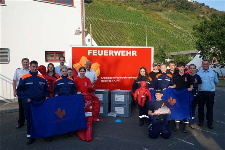 Die Jugendsprecher/innen nehmen die neuen Materialien zusammen mit (v.l.n.r.) BKI Holger Kurz, Matthias Lemgen, Landrat Achim Hallerbach und Kreisjugendfeuerwehrwart Tobias Frank-Weigl entgegen.  Foto: Kreis-Jugend-Feuerwehr-Verband Neuwied