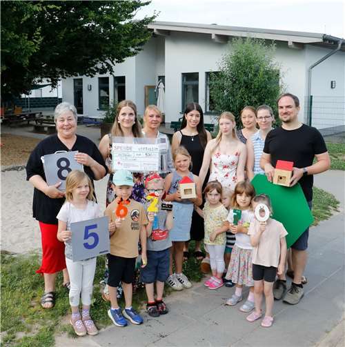 Die Jugendstiftung der Kreissparkasse Ahrweiler hat dem Förderverein der Kita Pusteblume-Löwenzahn Kripp e.V. eine großzügige Spende in Höhe von 500 Euro überreicht. Foto: privat