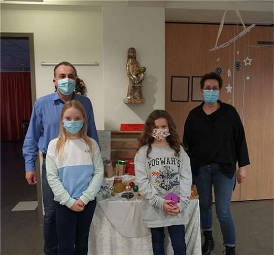 Die Jugendtanzgruppe Junges Gemüse aus Bell mit ihren Trainern. Fotos: privat