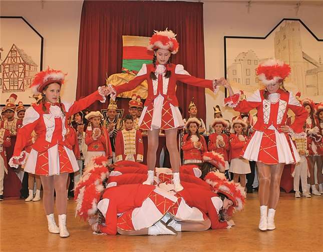 Die Jugendtanzgruppe der KG begeisterte das närrische Publikum mit gekonnten Tanzdarbietungen.