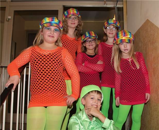 Die Jugendtanzgruppe der Stadt Möhnen tanzte sich lautstark mit dem Thema „Disco“ in die Herzen des Publikums. 