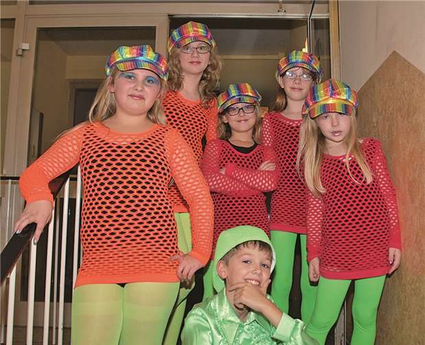 Die Jugendtanzgruppe der Stadt Möhnen tanzte sich lautstark mit dem Thema „Disco“ in die Herzen des Publikums.