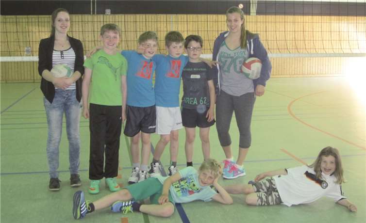 Die Jugendtrainerinnen Marina Weinberg (links) und Maureen Schreiner (rechts) mit den sportbegeisterten Nachwuchsspielern (stehend von links) Julius Kessler, Linus und Finn Knitschka, Oliver Weinberg sowie liegend Henry Tombrink und Denise Schneider.privat