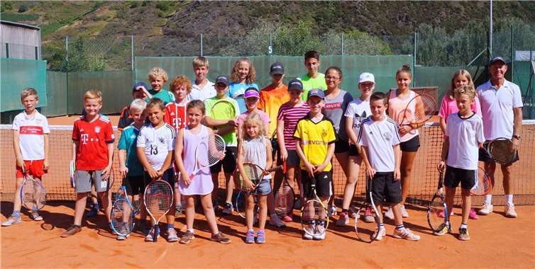 Die Jugendtrainingswoche unter Anleitung von Trainer Wayne Tink (rechts) begeisterte viele Jungen und Mädchen. -TT-