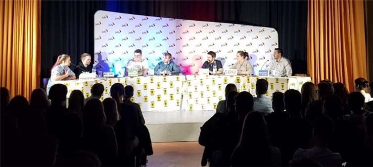 Die Jugendvertreter verschiedener Parteien diskutierten mit politikinteressierten Schülerinnen und Schülern. Fotos: Junge Alternative Mittelrhein-Westerwald