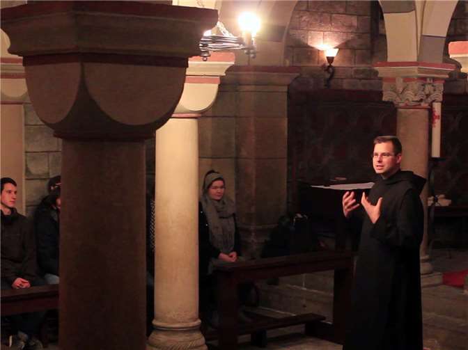 Die Jugendvigil findet in der Krypta der Abteikirche statt. Fotos: privat