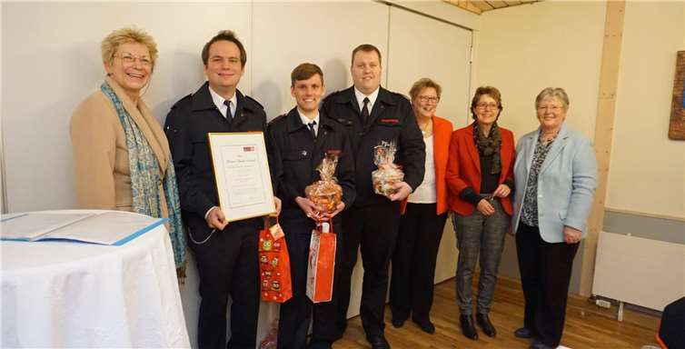 Die Jugendwarte freuten sich über das kleine Präsent und die Urkunde. Privat