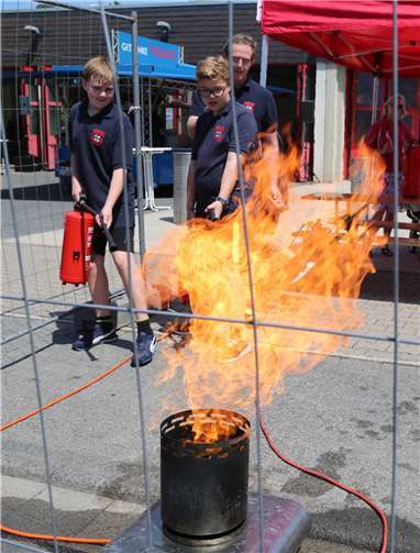 Die Jugendwehr demonstrierteden richtigen Umgang mit dem Feuerlöscher.