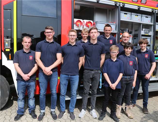 Die Jugendwehr in Altendorf-Ersdorf und Betreuer Markus Weiler kennen sich schon sehr gut aus mit dem Equipment des Tanklöschfahrzeuges.Foto: StF