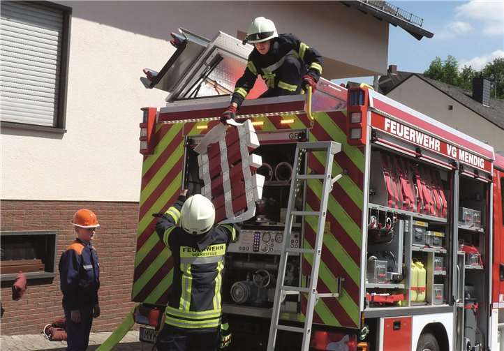 Die Jugendwehren aus Volkesfeld und Rieden benötigten eine Steckleiter zur Rettung einer verletzten Person (Puppe). FRE
