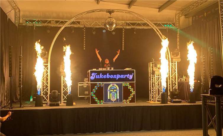 Die Jukeboxparty feiert in diesem Jahr ihren 18. Geburtstag. Beim Mayenevent aus der Halle 129 wurde das Jubiläum gebührend gefeiert. Fotos/Screenshots: KH / Johannes Held