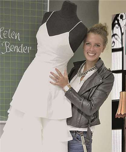 Die Jungdesignerin präsentierte im Klassenraum des Megina-Gymnasiums unter anderem ihr eigenes Brautkleid.BS