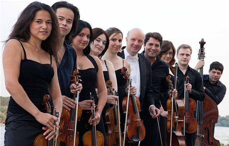 Die Junge Philharmonie mit ihrem Chefdirigenten Volker Hartung. privat