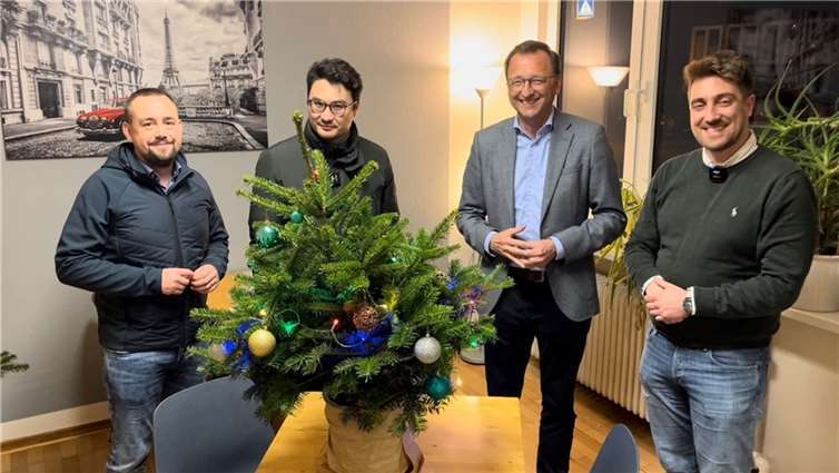 Die Junge Union Koblenz und der CDU-Bundestagsbageordnete Josef Oster brachten einen geschmückten Weihnachtsbaum in die Räumlichkeiten der Suchtberatung der Caritas. Von links: Sebastian Gratzfeld, Vorsitzender der Jungen Union Philip Rünz, MdB Josef Oster und Einrichtungsleiter Can Depré.  Foto: Michaela Cetto