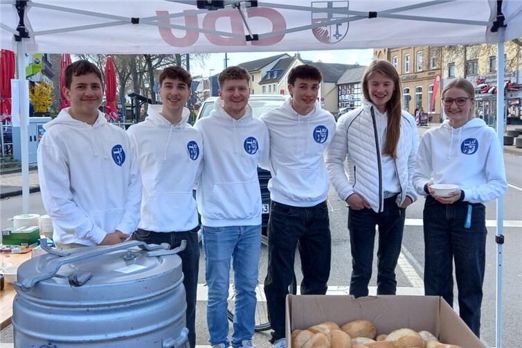 Die Junge Union Rheinbach an ihrem Verkaufsstand